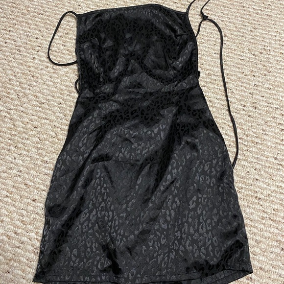 SILKY BLACK CHEETAH PRINT MINI DRESS - Picture 3 of 4